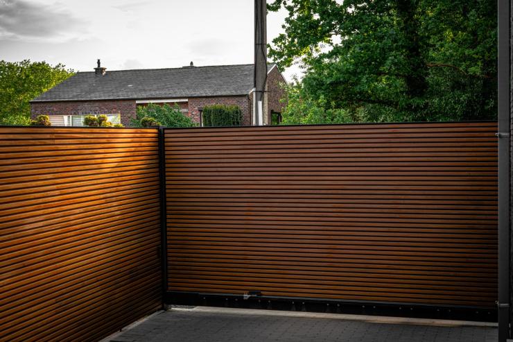 aluminium poort bekleed met thermoowood