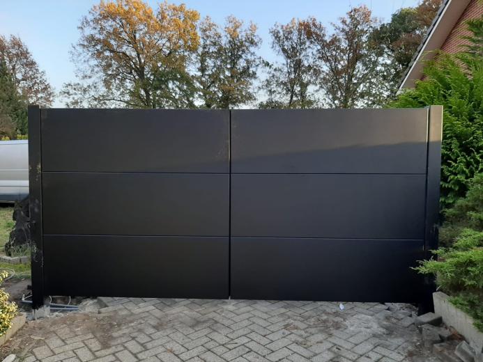 moderne-zwarte-draaipoort-met-automatisering