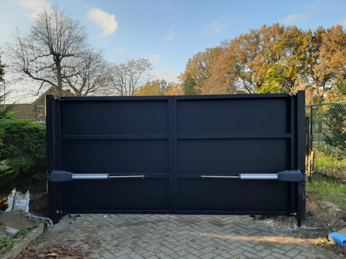 moderne-zwarte-draaipoort-met-automatisering