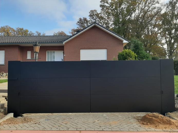 moderne-zwarte-draaipoort-met-automatisering