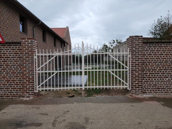 Metalen rustieke witte poort