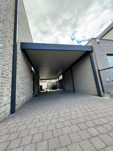 Moderne Aluminium Carport op Maat – Strak Design tussen Twee Muren