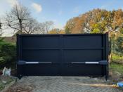 moderne-zwarte-draaipoort-met-automatisering