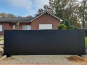 moderne-zwarte-draaipoort-met-automatisering