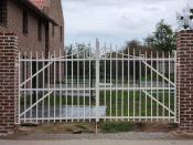 Metalen rustieke witte poort