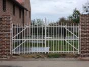 Metalen rustieke witte poort