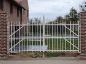 Metalen rustieke witte poort