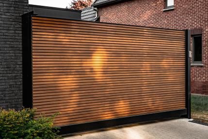 aluminium poort bekleed met thermoowood