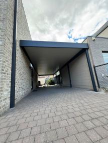 Moderne Aluminium Carport op Maat – Strak Design tussen Twee Muren