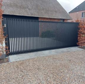 Moderne Aluminium Schuifpoort – Zwart (RAL 9005) met Verticale Lamellen