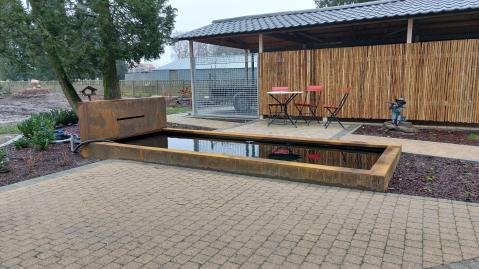 Vijver met afwerking in cortenstaal (onbehandeld staal)